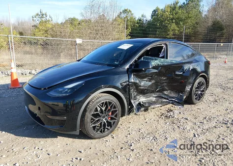 2022 Tesla Model Y Long Range Dual Motor All-Wheel Drive z USA, uszkodzony, nr VIN 7SAYGAEE4NF515913